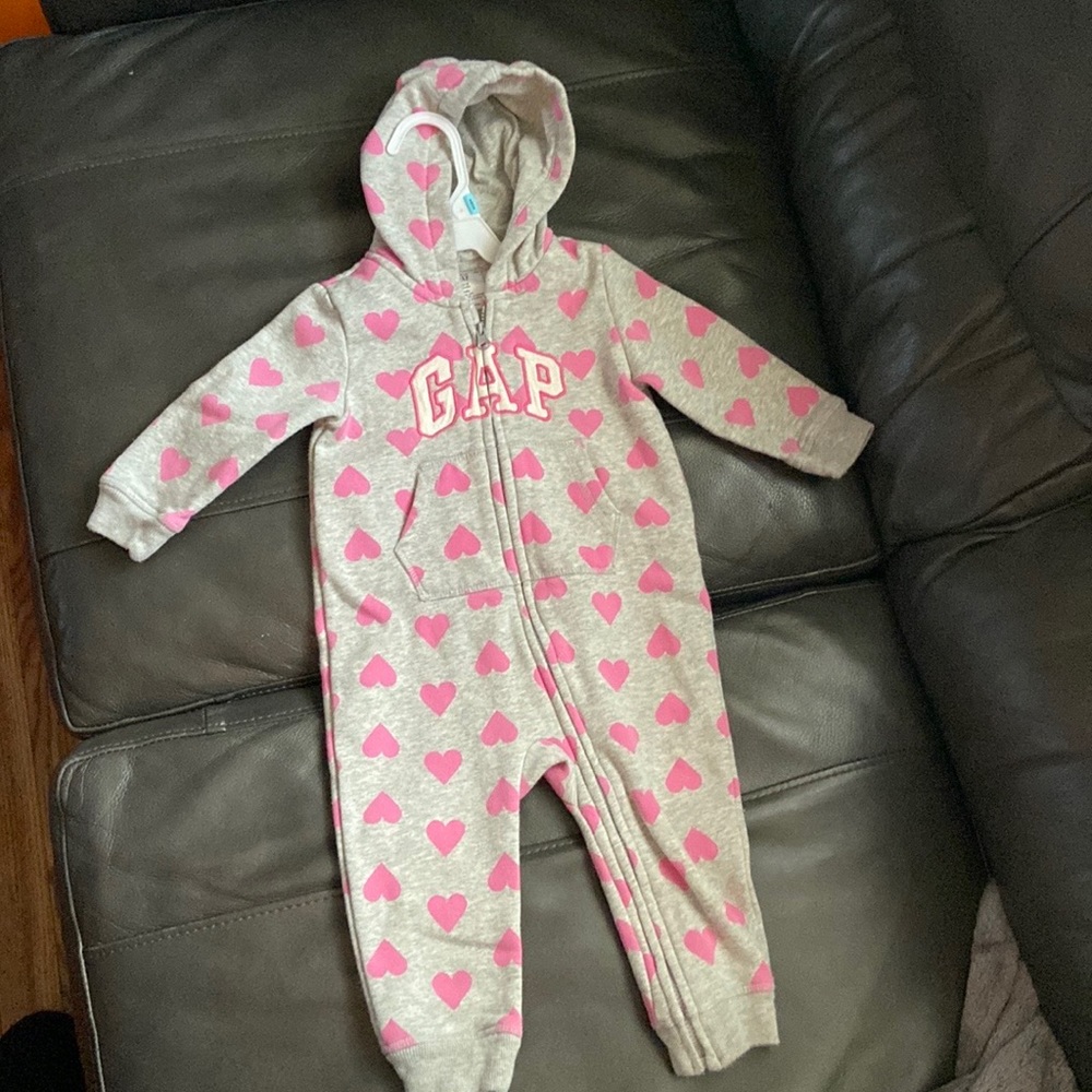 Grey heart GAP onesie size 12 to 18 months